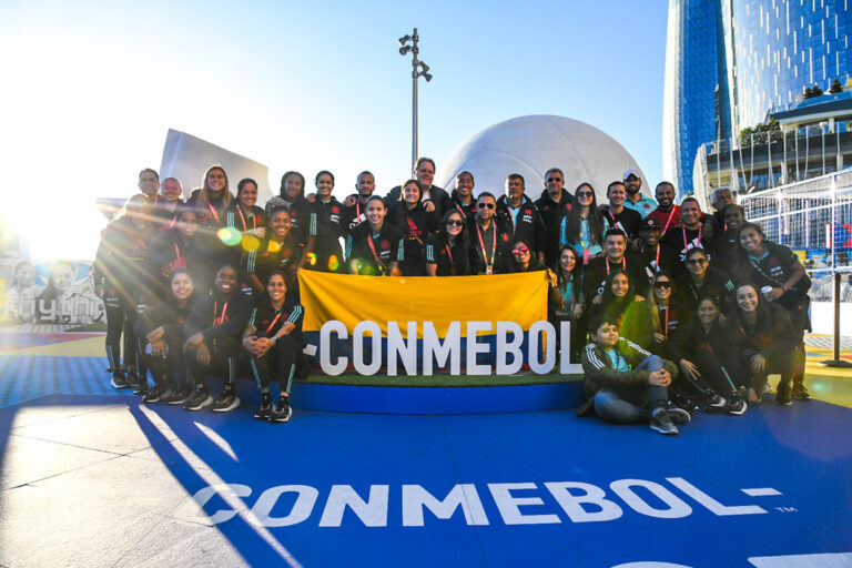 Selección Femenina visitño el stand de CONMEBOL